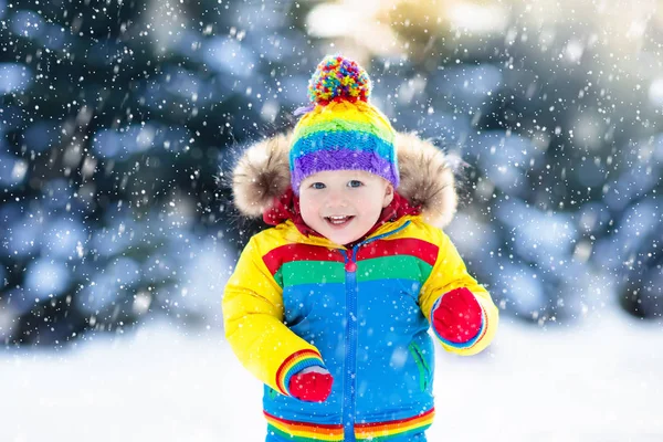 Child playing with snow in winter. Kids outdoors. — Stock Photo, Image