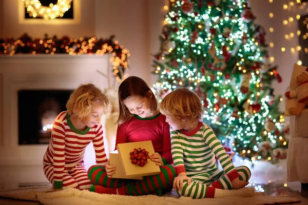 Bambino all'albero di Natale. Bambini al camino a Natale — Foto Stock