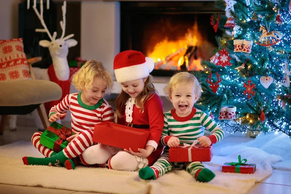 Criança na árvore de Natal. Crianças na lareira em Xmas — Fotografia de Stock