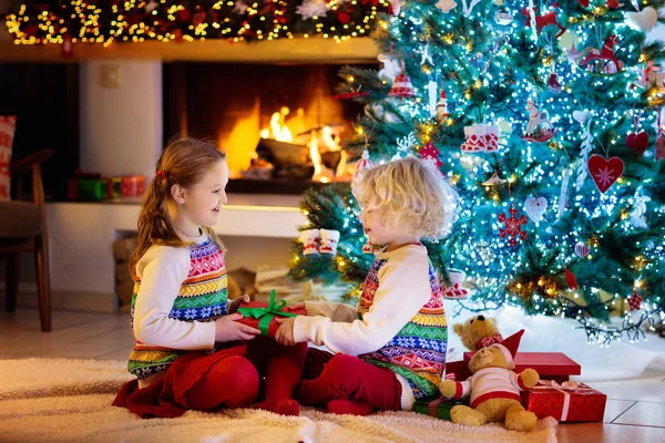 Child at Christmas tree. Kids at fireplace on Xmas — Stock Photo, Image