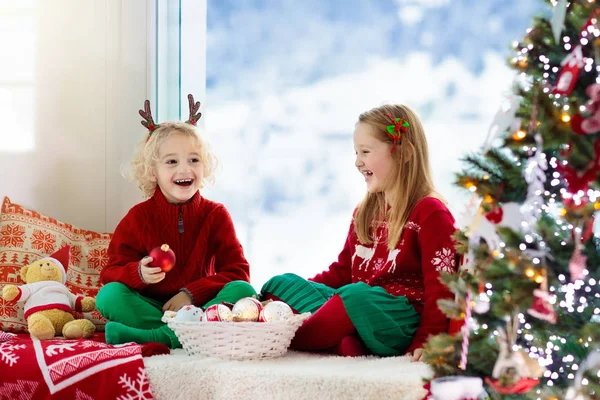 As crianças decoram a árvore de Natal. Criança na véspera de Natal . — Fotografia de Stock