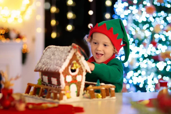 Çocuklar zencefilli kurabiye evi yapıyor. Evde Noel. — Stok fotoğraf