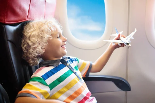 Niño volando en avión. Vuelo con niños . — Foto de Stock