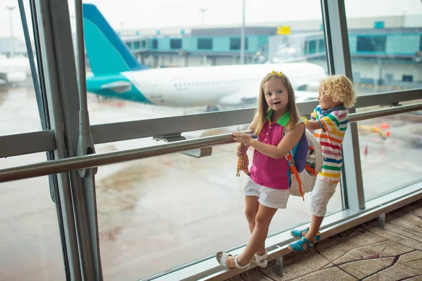 Les enfants voyagent et volent. Enfant à l'avion à l'aéroport — Photo