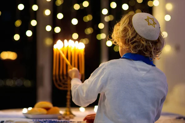 Kinder feiern Chanukka. Lichterfest. — Stockfoto