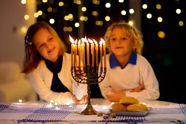 A gyerekek Hanukát ünneplik. Fények fesztiválja. — Stock Fotó