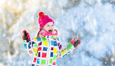 Kışın kar ile oynayan çocuk. Çocuklar açık havada.