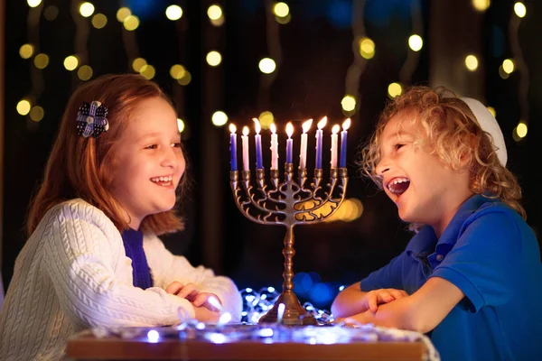 Crianças comemorando Hanukkah. Festival de luzes . — Fotografia de Stock