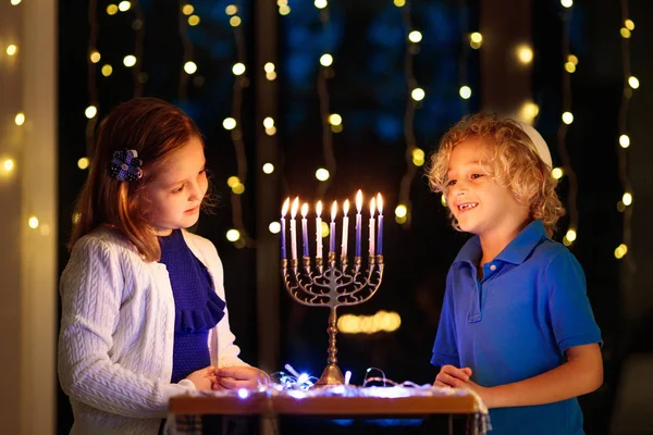 Niños celebrando Hanukkah. Festival de luces . — Foto de Stock