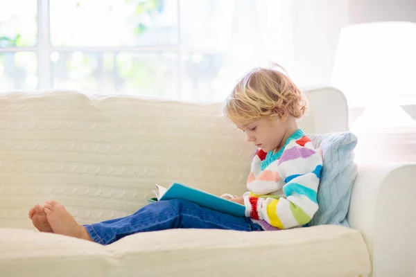 子供は本を読んでいます。本を読む子供. — ストック写真