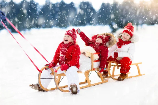 Děti na saních. Děti sáně. Zimní radovánky na sněhu. — Stock fotografie