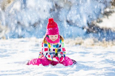 Kışın kar ile oynayan çocuk. Çocuklar açık havada.