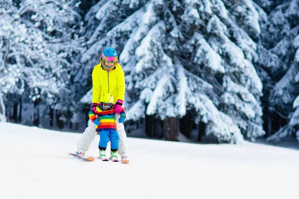 Sci per famiglie e divertimento sulla neve in montagna invernale — Foto Stock