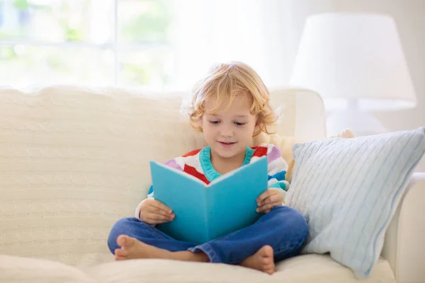 Παιδί ανάγνωση βιβλίων. Τα παιδιά διαβάζουν βιβλία. — Φωτογραφία Αρχείου