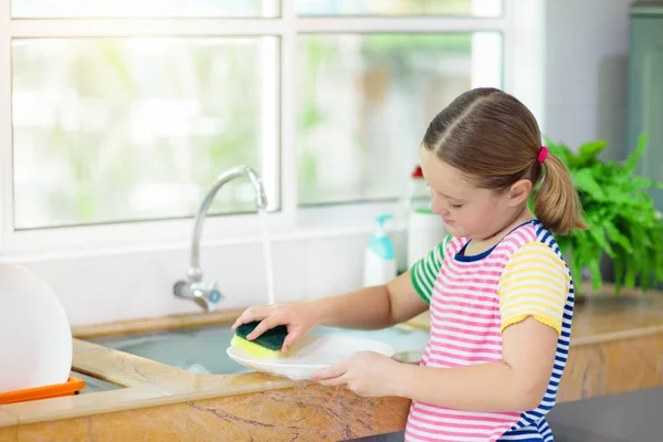 Child washing dishes. — Stock Photo, Image