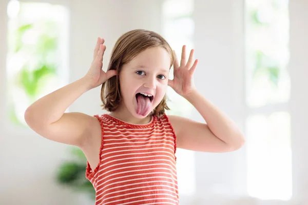 Gyermek vicces arc. Gyerek ugratás. Lány nevetve. — Stock Fotó