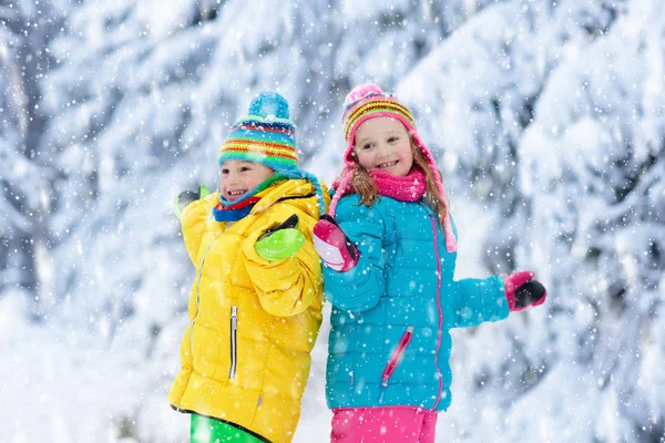 Bambino che gioca con la neve in inverno. Bambini all'aperto . — Foto Stock