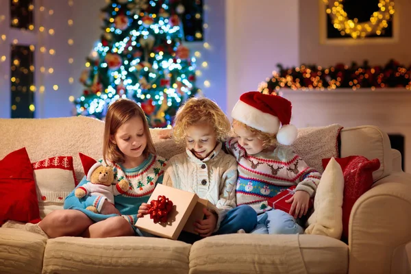 Niño en el árbol de Navidad. Niños en la chimenea en Navidad — Foto de Stock