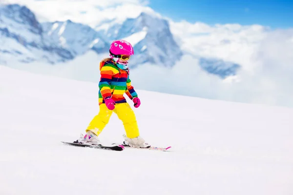 Narty i śnieg zabawy. Dziecko w górach zimą. — Zdjęcie stockowe