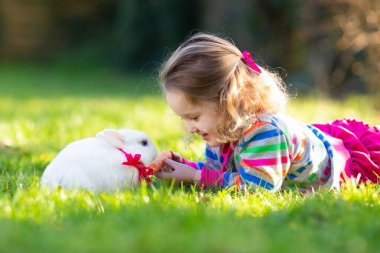 Tavşan ile çocuk. Paskalya tavşanı. Çocuklar ve evcil hayvanların.