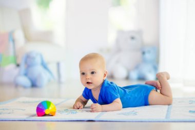Bebek çocuk oyuncak topla oynamayı