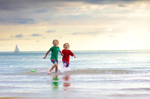 I bambini giocano sulla spiaggia tropicale. Giocattolo di sabbia e acqua . — Foto Stock