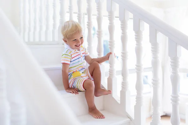 Діти на сходах. Дитина переїжджає в новий будинок . — стокове фото