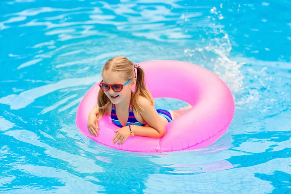 Gyermek medence játék Ring. Gyerekek úszni. — Stock Fotó