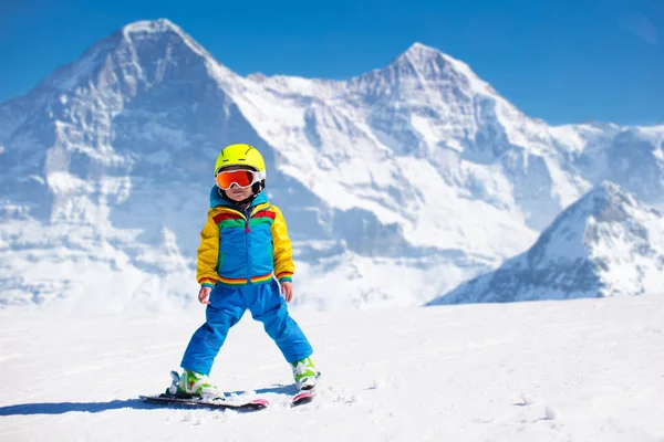 Çocuk kış dağlarda Kayak ve kar eğlencesine — Stok fotoğraf