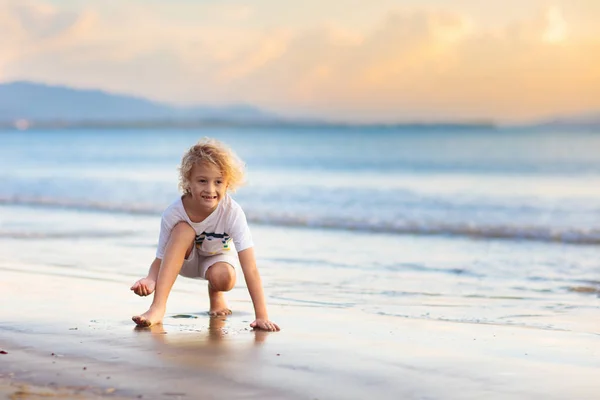 Τα παιδιά παίζουν σε τροπική παραλία. Παιχνίδια άμμου και νερού. — Φωτογραφία Αρχείου