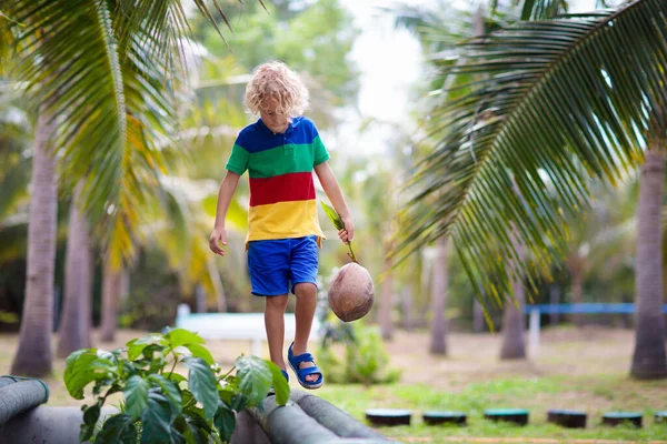 Des enfants au rayon. Aire de jeux en station tropicale . — Photo