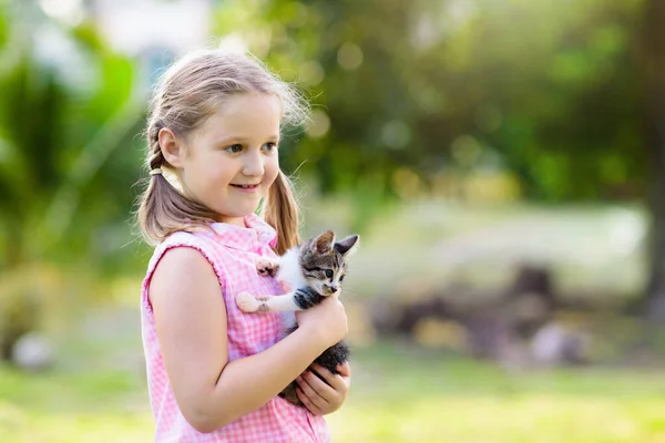 Menina segurando bebê gato. Crianças e animais de estimação — Fotografia de Stock