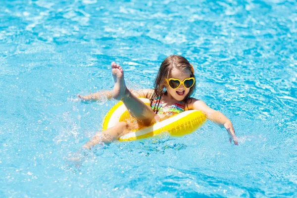 Bambino in piscina su anello giocattolo. I bambini nuotano . — Foto Stock