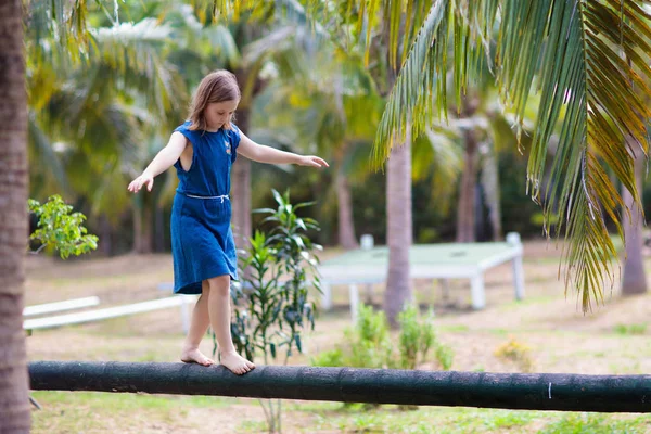 Bambini alla trave. Parco giochi in località tropicale . — Foto Stock