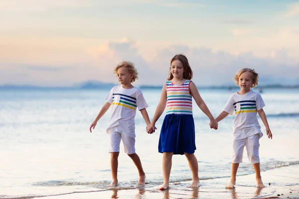 Kinderen spelen op tropisch strand. Zand en water speelgoed. — Stockfoto