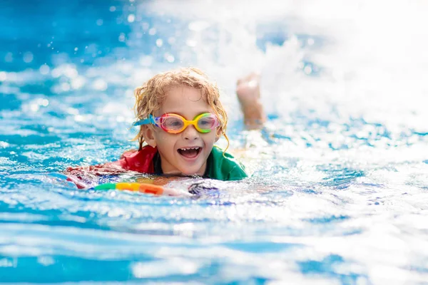 Niño aprendiendo a nadar. Niños en piscina . — Foto de Stock