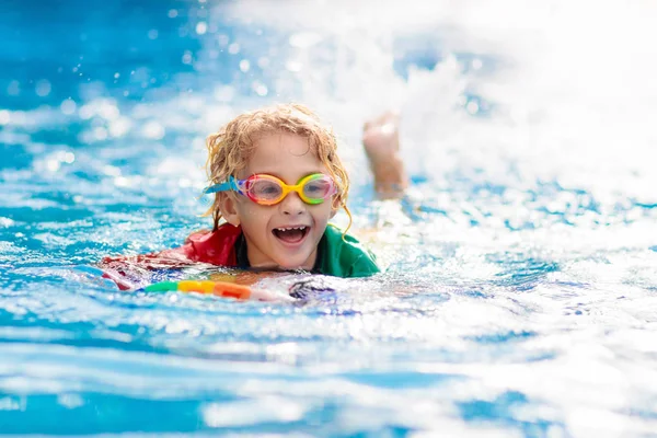 Child learning to swim. Kids in swimming pool. — Stock Photo, Image