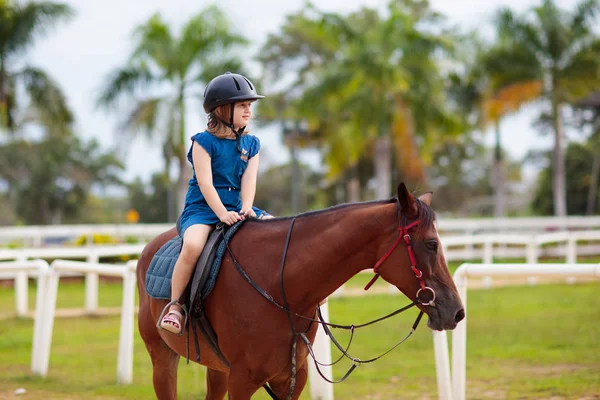 Les enfants montent à cheval. Enfant à poney. Équitation : . — Photo