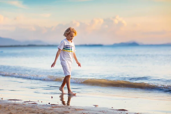 Діти грають на тропічному пляжі. Пісок і водяна іграшка . — стокове фото