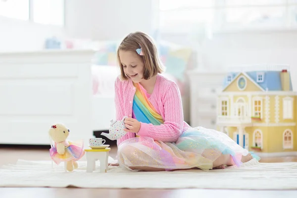 Liten flicka som leker med Doll House. Kid med leksaker — Stockfoto