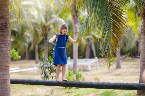 Kinderen op straal. Speeltuin in tropisch resort. — Stockfoto