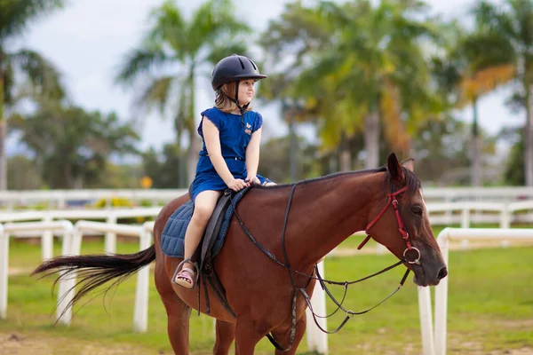 Les enfants montent à cheval. Enfant à poney. Équitation : . — Photo