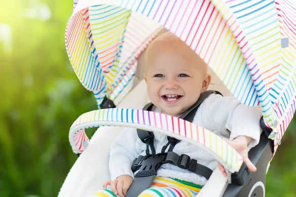 Bebê em carrinho branco — Fotografia de Stock