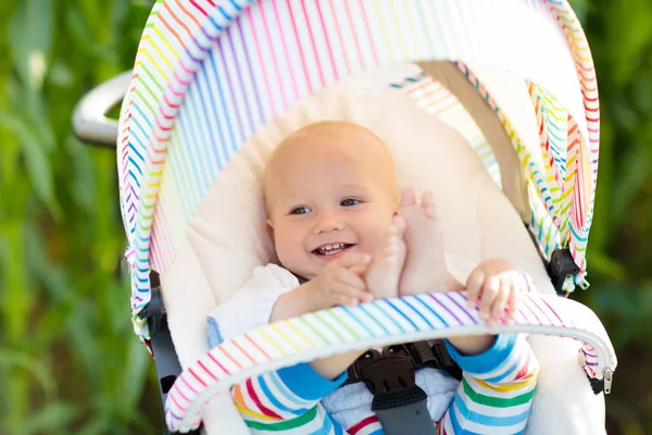 Baby in witte wandelwagen — Stockfoto