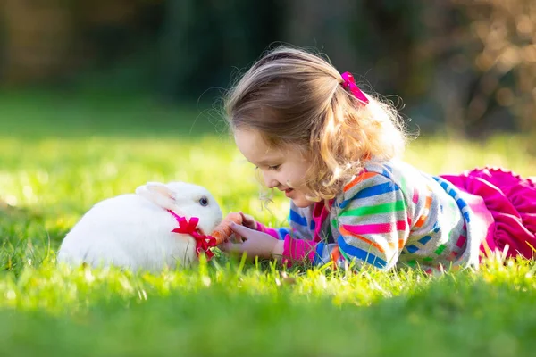 Bambino con coniglio. Coniglietto di Pasqua. Bambini e animali domestici . — Foto Stock