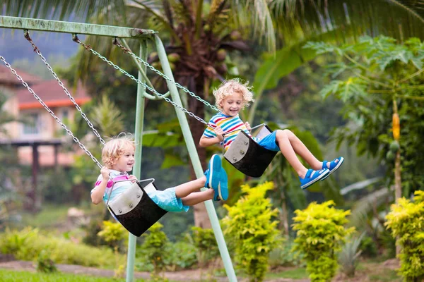 Kind op de speelplaats. Swing kinderen spelen buiten. — Stockfoto