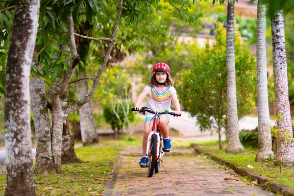 Kinder auf dem Fahrrad. Kind auf Fahrrad. Kinderradfahren. — Stockfoto