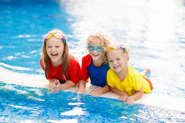 Дети в бассейне. Дети плавают. Семейное веселье . — стоковое фото