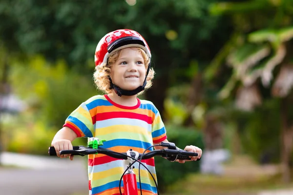 Miúdos de bicicleta. Criança de bicicleta. Kid ciclismo . — Fotografia de Stock