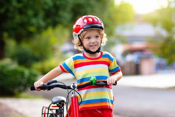 Niños en bicicleta. Niño en bicicleta. Ciclismo infantil . —  Fotos de Stock